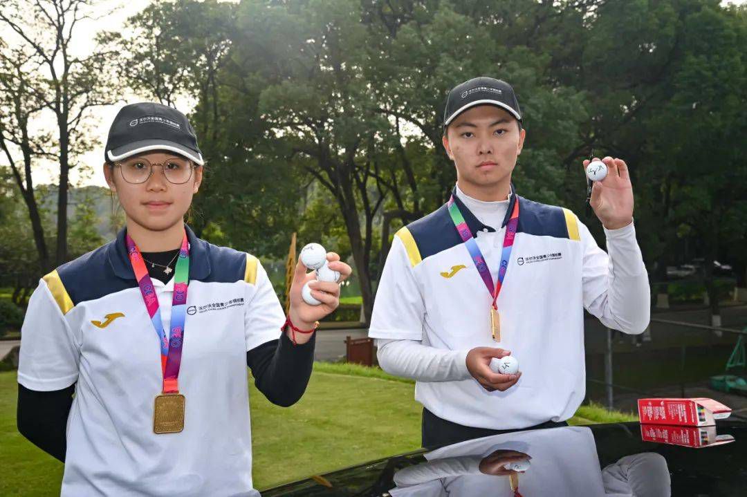 在四处奔逃的人群当中，谭卓饰演的消防员家属也在影片中遭遇了人性与危难的抉择